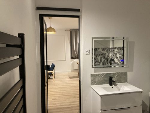 Salle de bains accès par le séjour