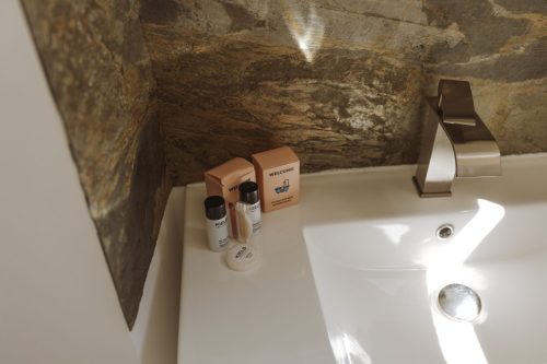 Salle de bains et savons courtoisie