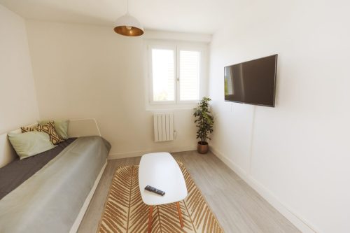 Séjour avec canapé dépliable 2 personnes