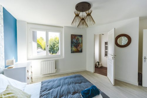 Chambre vue de la tête du lit