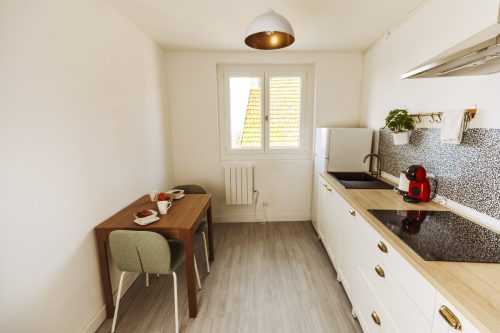 Cuisine équipée et espace repas