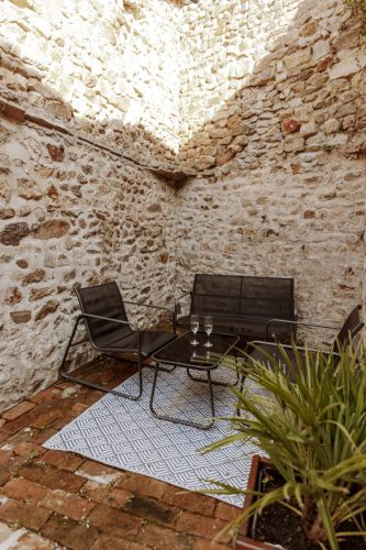 Terrasse en pierres de pays